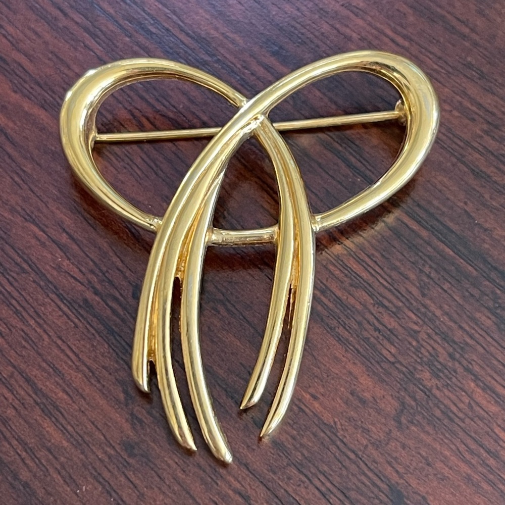 1980s signed Trifari gold brooch